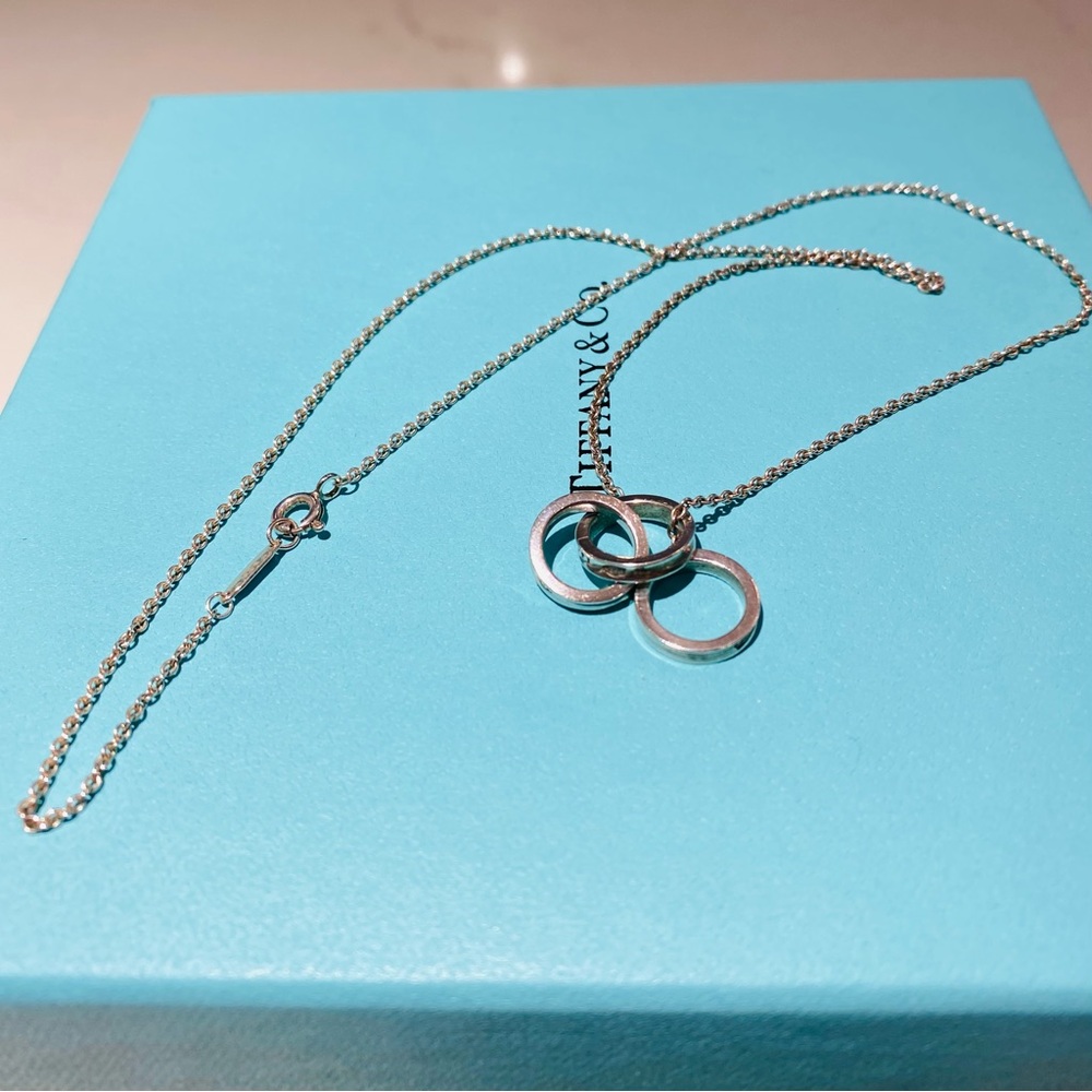 Tiffany & Co. Silver Interlocking Circles Necklace ~ Authentic - Picture 4 of 11